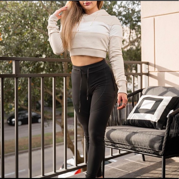 BUFFBUNNY | Wanderlust Crop Hoodie - Picture 2 of 3